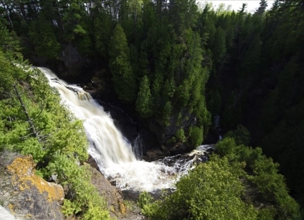 Experience the breathtaking beauty of Big Manitou Falls, Wisconsin's highest waterfall. Located in Pattison State Park, this majestic cascade is a must-see for nature lovers and outdoor adventurers alike.