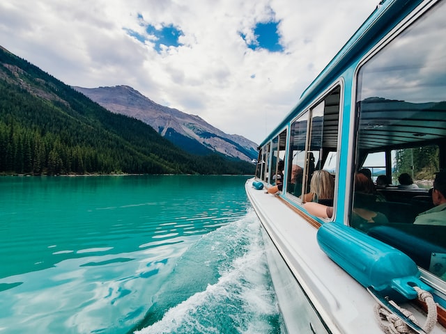 Experience the breathtaking beauty of Maligne Lake in Jasper National Park. Take a boat tour, explore the trails, and discover the stunning views of this iconic Canadian lake. 