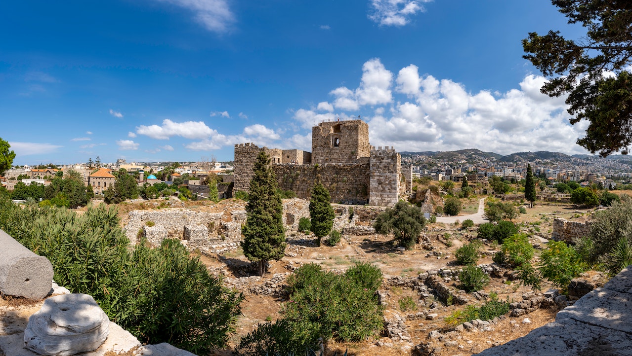 Byblos, also known as Jbeil, is a popular destination in Lebanon and a must-visit for those looking for things to do in Lebanon. This ancient city boasts a rich history that dates back more than 7,000 years, making it one of the oldest continuously inhabited cities in the world.